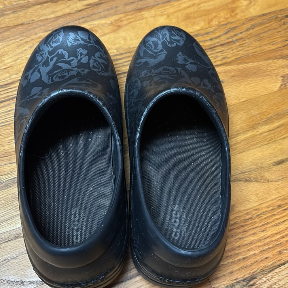 Crocs Neria Pro II Black Floral Clogs - Picture 3 of 5